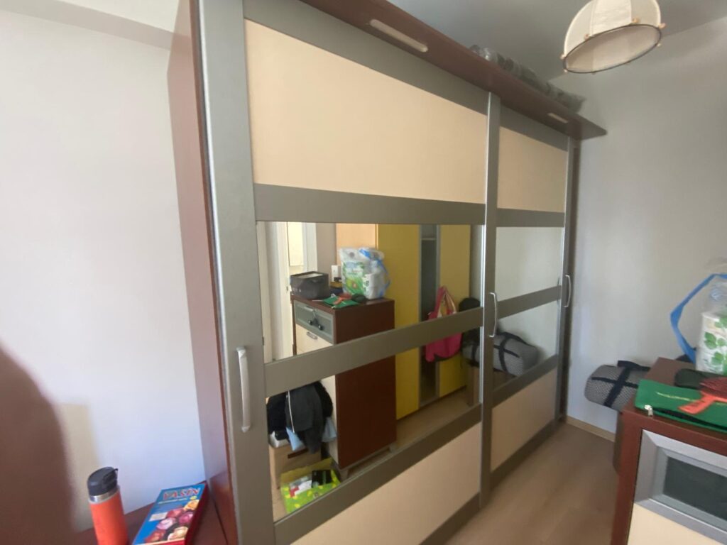 Büyükçekmece Murat Çeşme mahallesi sürgülü ray kapaklı elbise dolabı tamir işlemi yapıldı