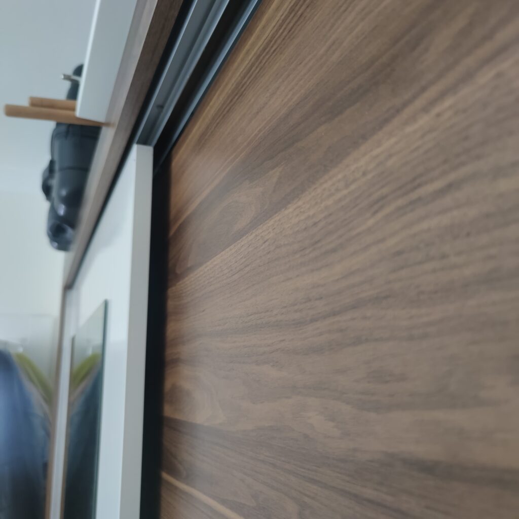 Büyükçekmece Pınartepe mahallesinde sürgülü ray kapaklı elbise dolabı tamir işlemi yapıldı teslim edildi