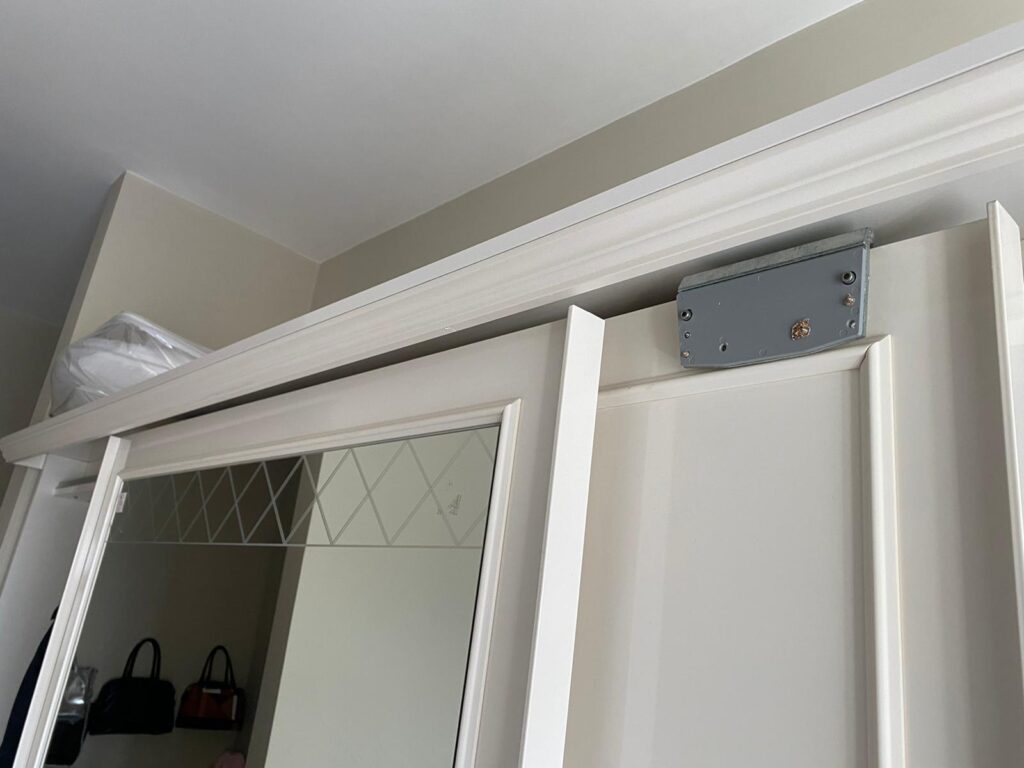 Büyükçekmece Ekinoba mahallesinde sürgülü ray kapaklı elbise dolabı tamir işlemi yapıldı