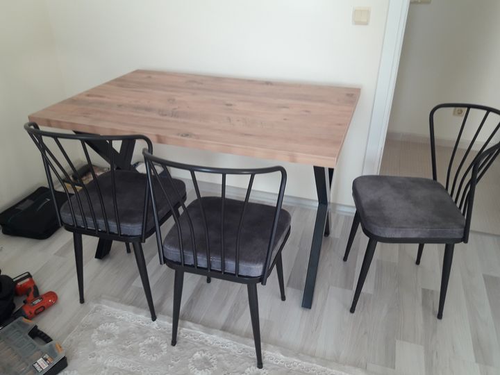 Bayrampaşa orta mahllesinde yemek masası montaj işlemi yapıldı