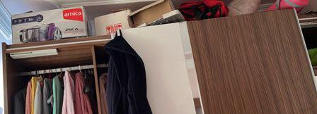 Sürgülü gardıroplarda en sık karşılaşılan problemler genellikle yanlış kullanımdan kaynaklanır. Üstüne eşya koymak da bu hataların başında gelir. İlk başta sadece küçük bir sürtme hissi ile başlayan sorunlar zamanla:
