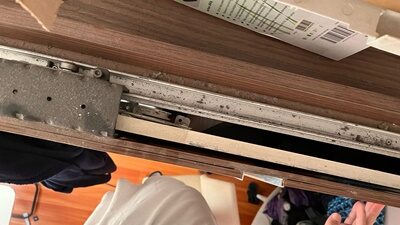 Sürgülü Kapak Zor Açılıp Kapanıyor Sorunu ve Kesin Çözümü 2 Sürgülü dolap kapağı ray temizliği yapılmamış bu yüzden tekerler zor dönüyor