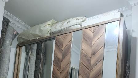 Birçok kişi gardırop üstünü kullanılmayan eşyalar için depo alanı gibi görür. Valiz, koli, yorgan gibi ağır eşyalar üstüne yerleştirilir. Ancak bu durum kısa vadede sorun yaratmasa bile uzun vadede mutlaka arızaya sebep olur.