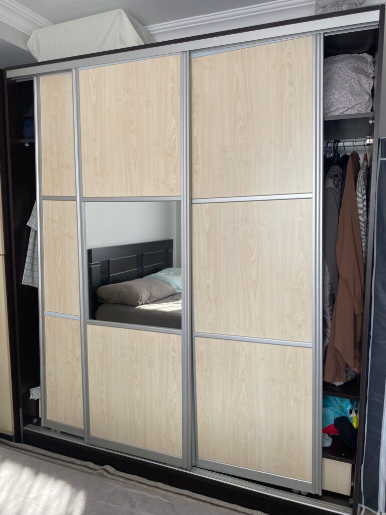 Bayrampaşa yenidoğan mahallesinde sürgülü ray kapaklı elbise dolabı kapak tamirat işlemi yapıldı teslim edildi