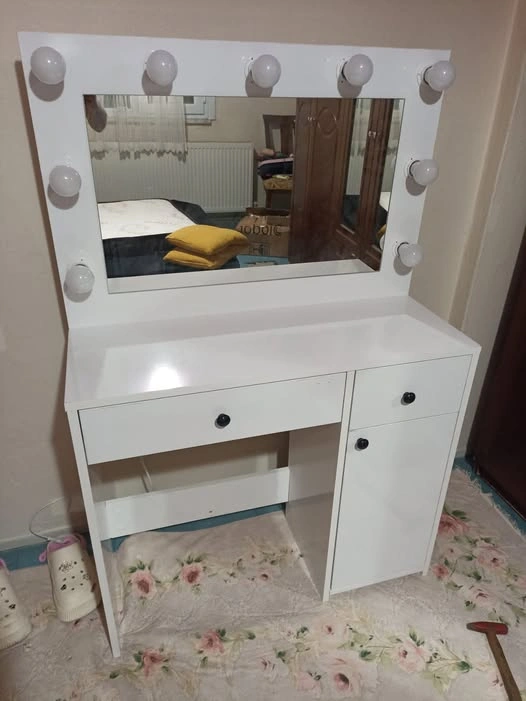 Fatih karagümrük mahallesinde internetten alınan makyaj masası kurulumu yapılıp teslim edilmiştir. 