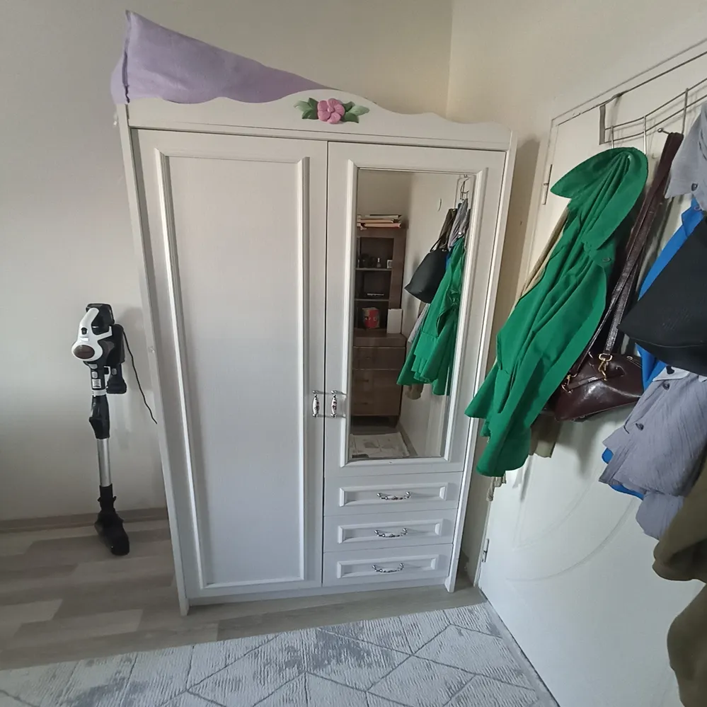 Küçükçekmece Kanarya Mahallesinde 2 kapılı elbise dolabı çekmece ray değişimleri ve tamiri firmamız tarafından yapılmıştır. - İlkemtm Mobilya